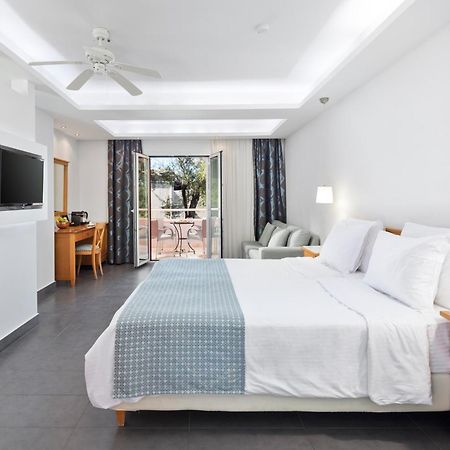 Sentido Apollo Palace Mesongi Exterior photo A room at the hotel