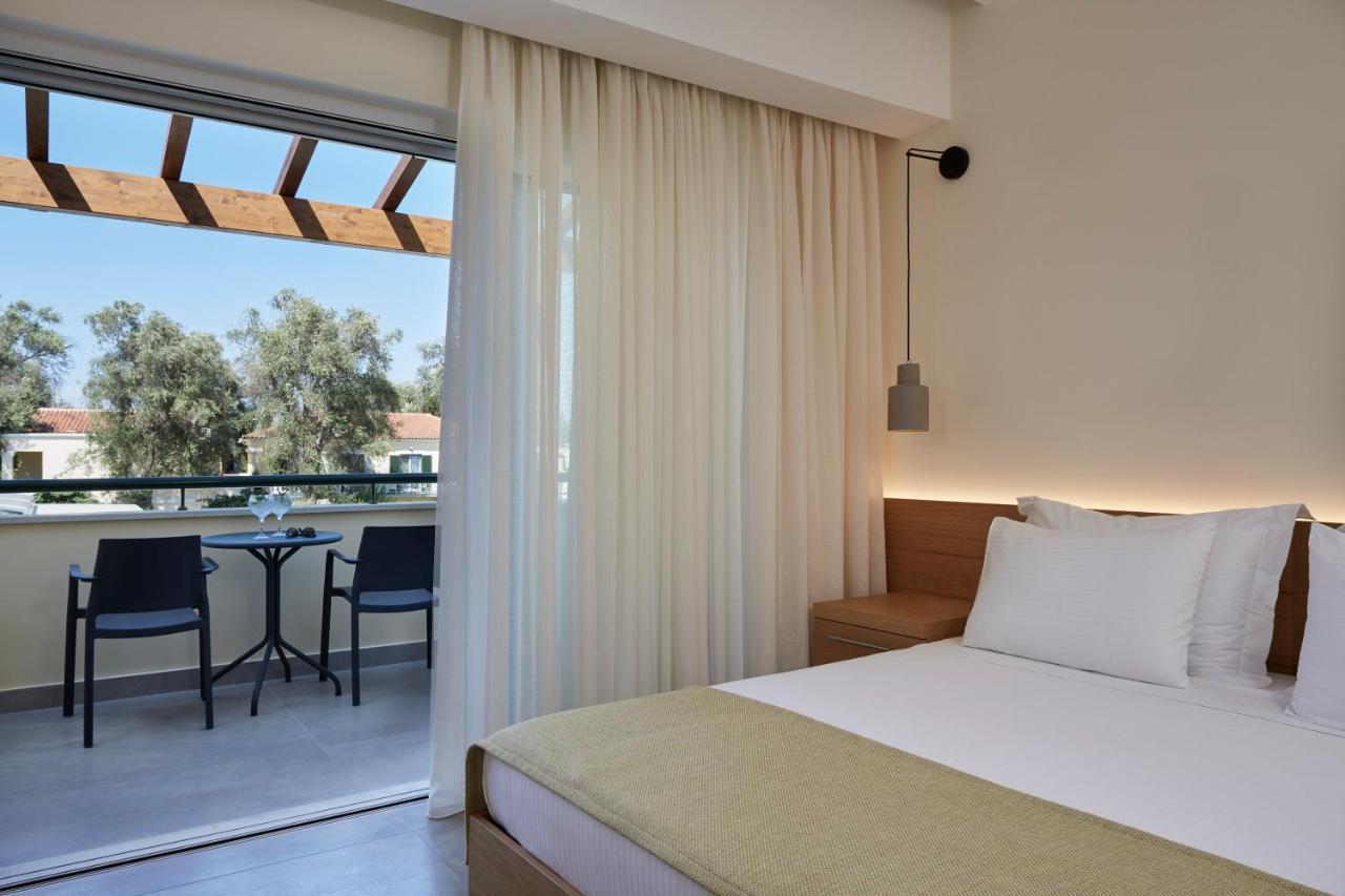Sentido Apollo Palace Mesongi Exterior photo A room at the hotel