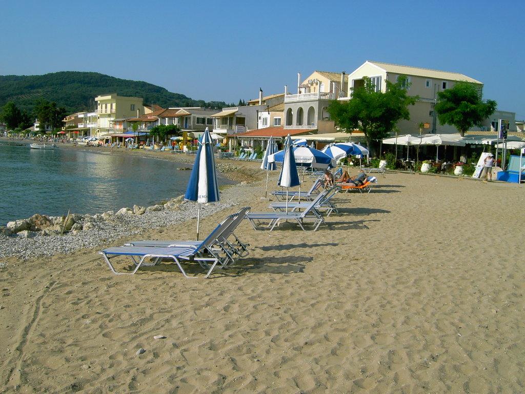 Sentido Apollo Palace Mesongi Exterior photo A beach in Nea Vrasna
