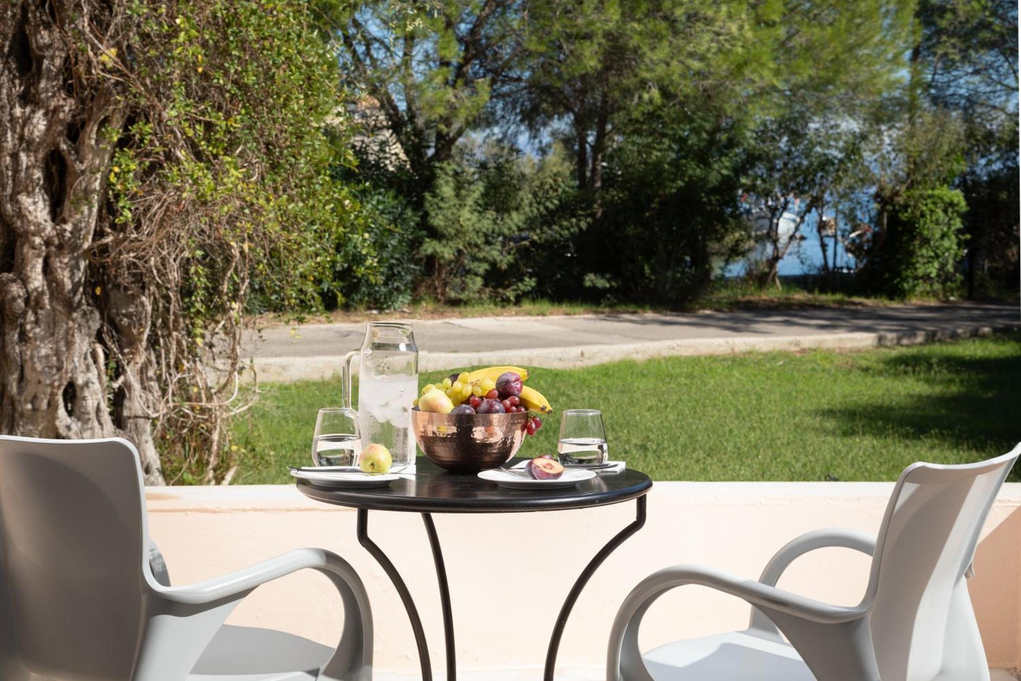 Sentido Apollo Palace Mesongi Exterior photo A view of the hotel's garden
