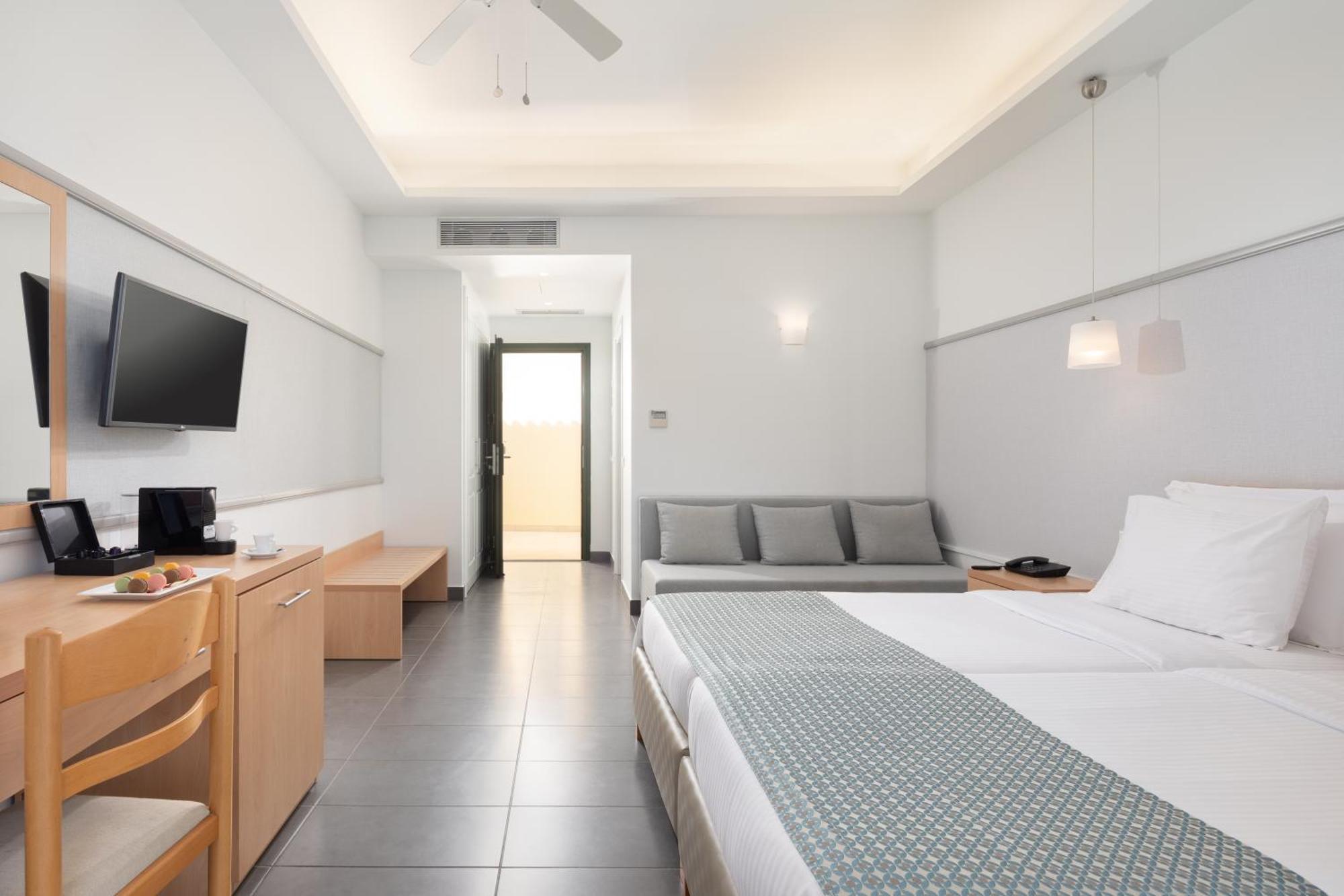Sentido Apollo Palace Mesongi Exterior photo A room at the hotel