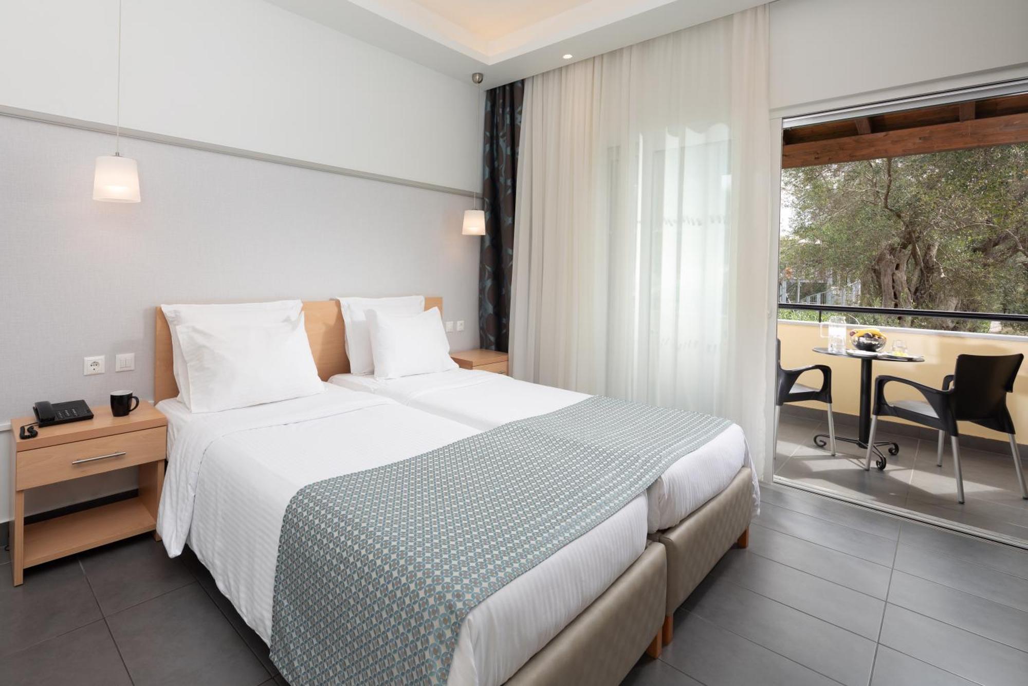 Sentido Apollo Palace Mesongi Exterior photo A room at the hotel